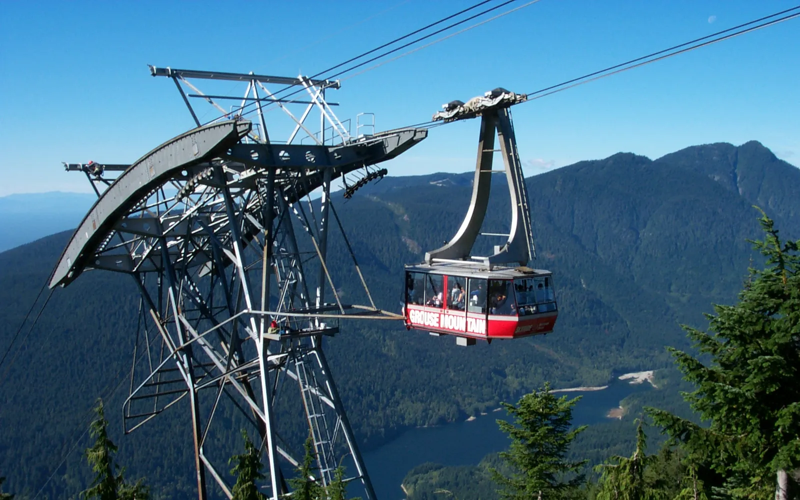 วิว skyline แวนคูเวอร์และมหาสมุทรแปซิฟิกจากยอด Grouse Mountain ในช่วงฤดูหนาว