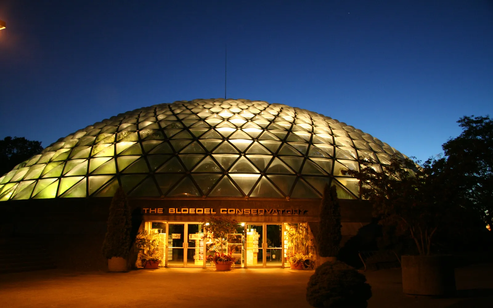 สวน Queen Elizabeth Park บน Little Mountain จุดสูงสุดในแวนคูเวอร์พร้อม skyline เมืองเป็นฉากหลัง