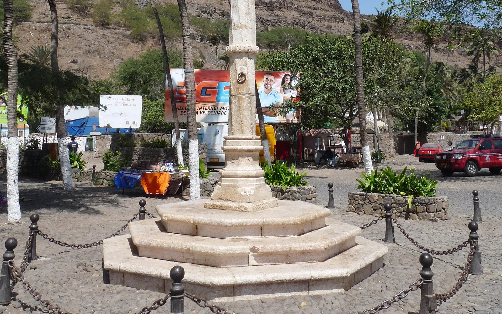 เสาประจานหินอ่อน Pelourinho สไตล์ Manueline กลางเมือง Cidade Velha
