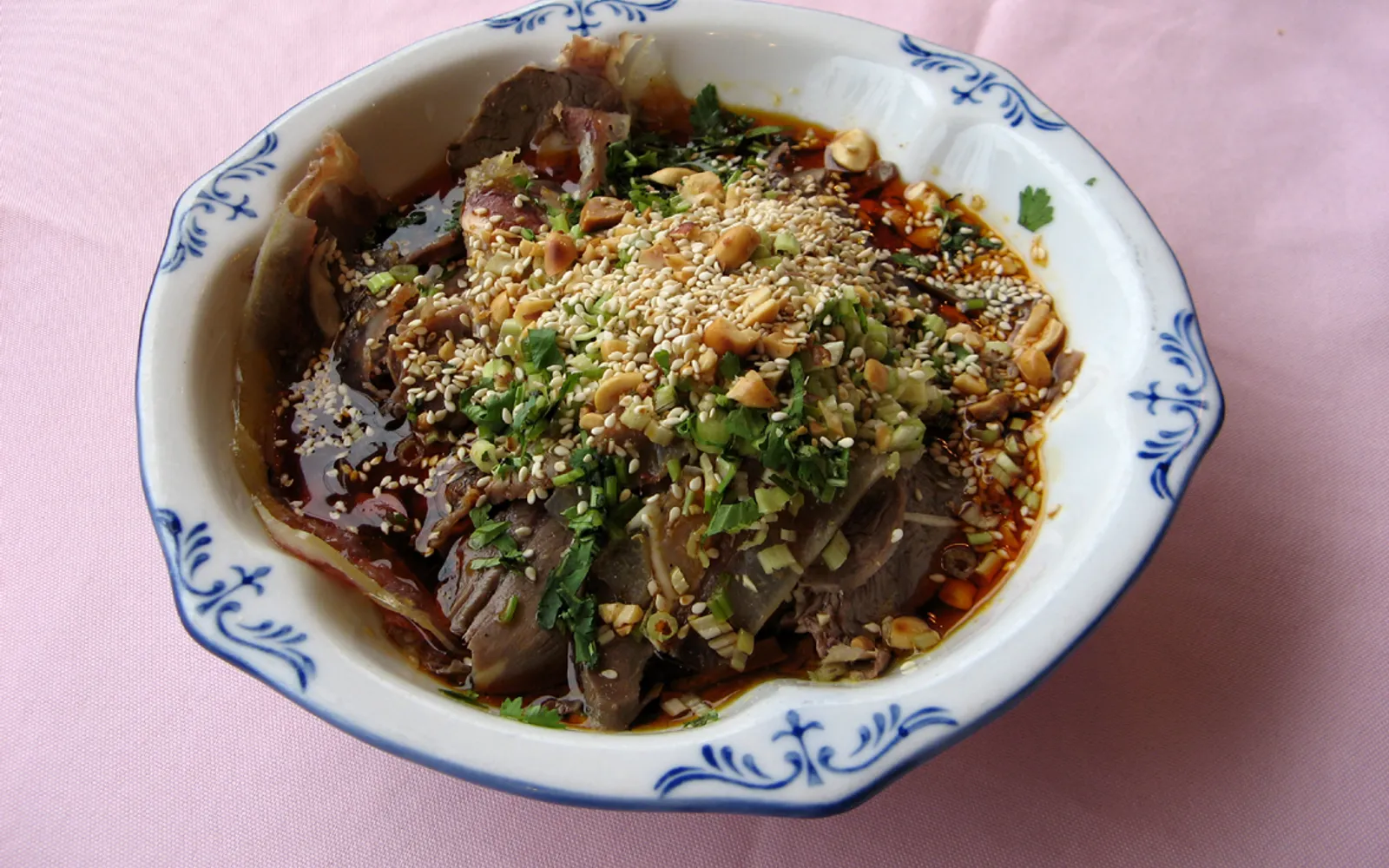 ฝูฉีเฟยเพียน เนื้อวัวสไลด์เย็นราดน้ำมันพริกและพริกไทยเสฉวนในเฉิงตู