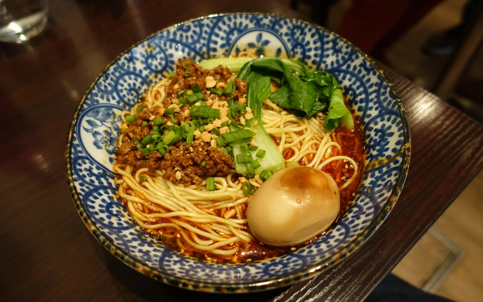 ก๋วยเตี๋ยวเสี่ยวเหมียนฉงชิ่งราดน้ำมันพริกแดงสด ตกแต่งด้วยต้นหอมสีเขียว