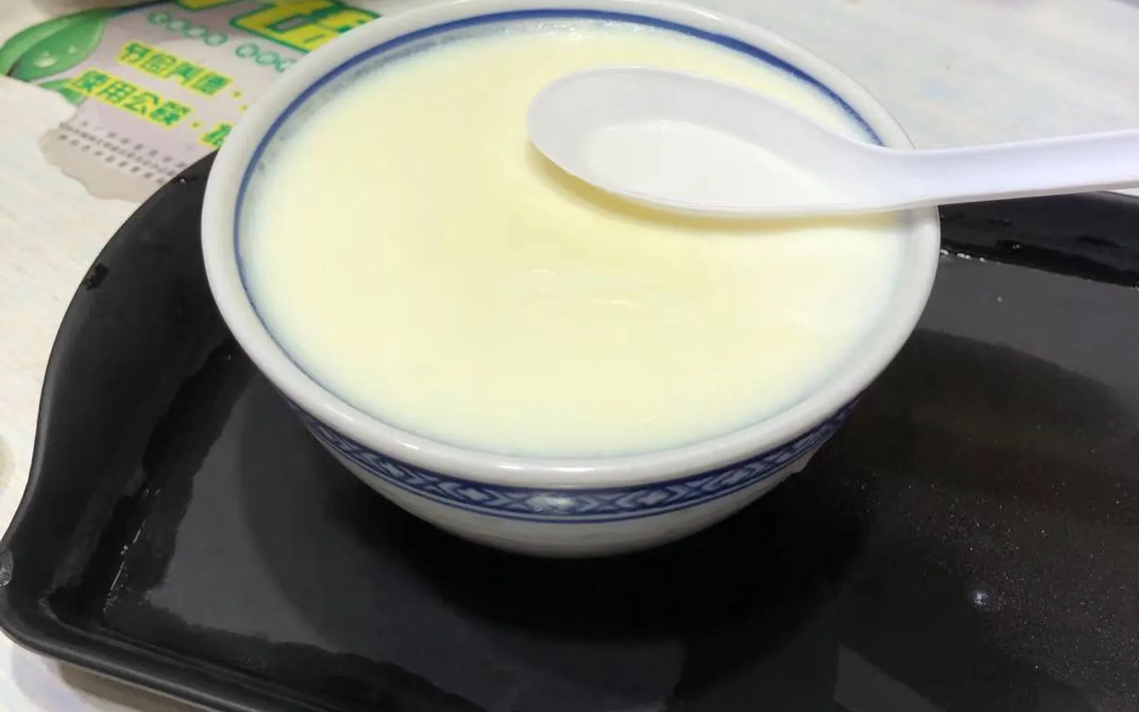 ถ้วยเซรามิกขาวบรรจุขนมนมสองชั้นผิวเนียนละมุนสีขาวนวล ของหวานกวางตุ้งต้นตำรับ