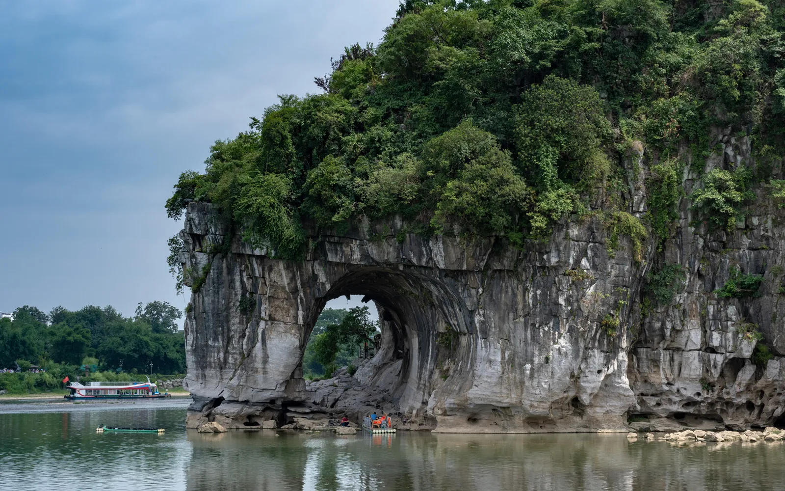 ล่องเรือชมสองแม่น้ำสี่ทะเลสาบในกุ้ยหลินยามค่ำ ไฟสีสันสะท้อนน้ำ สะพานโบราณและหอคอยแบบราชวงศ์ถังส่องสว่างทั้งสองฝั่ง