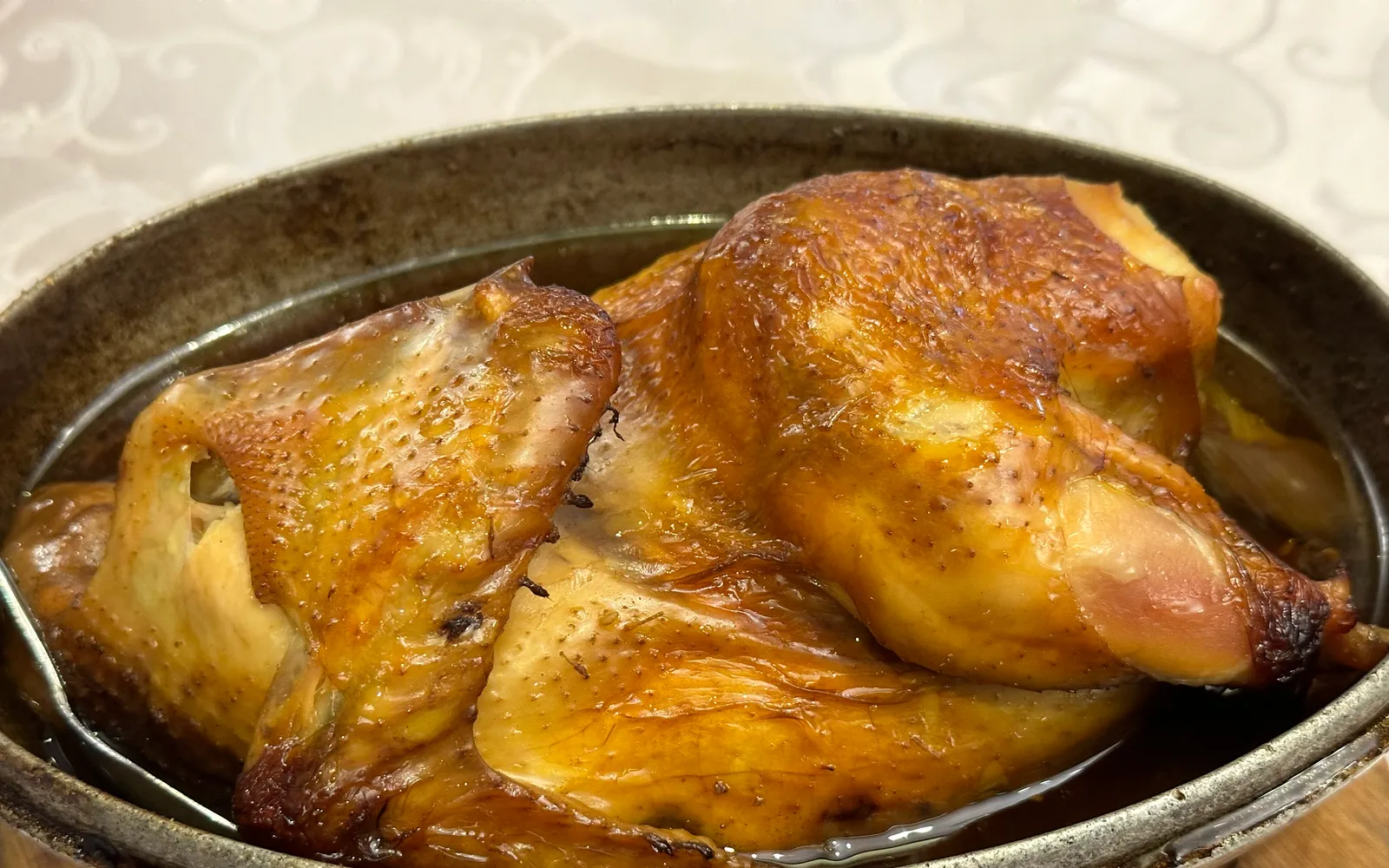 ไก่ห่อใบบัวและดินเหนียวถูกทุบเปิดออกที่โต๊ะอาหาร ควันหอมฟุ้งและเนื้อนุ่มชุ่ม