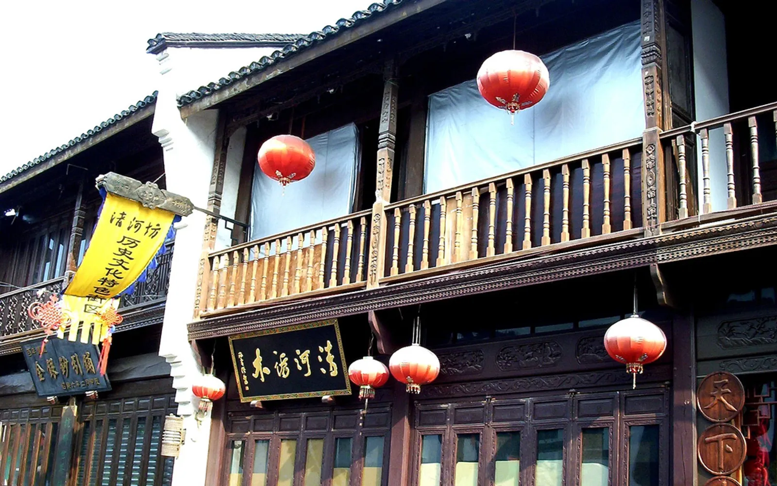 ถนนเหอฝางโบราณที่มีร้านค้าสองข้างทางและผู้คนพลุกพล่านในหางโจว