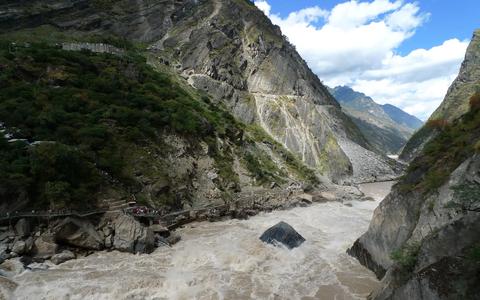 หุบเขาลึกสีเขียวของ Tiger Leaping Gorge พร้อมแม่น้ำ Jinsha ไหลเชี่ยวด้านล่าง