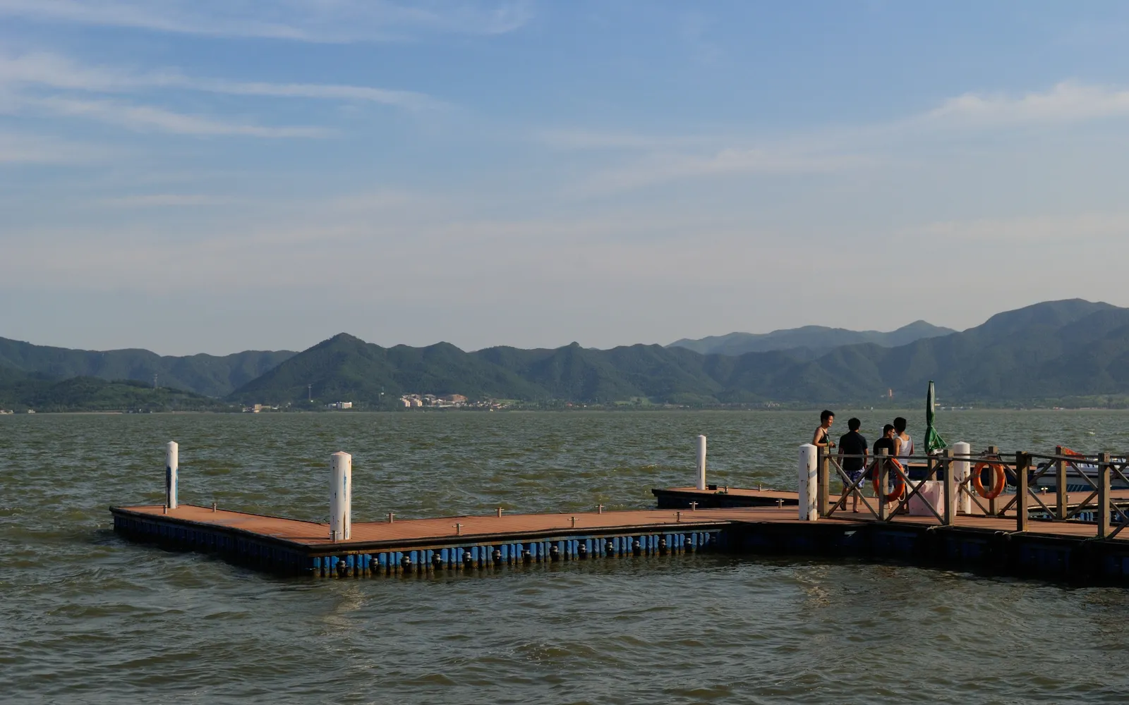 ทะเลสาบตงเฉียนทะเลสาบน้ำจืดธรรมชาติที่ใหญ่ที่สุดในมณฑลเจ้อเจียง ประเทศจีน