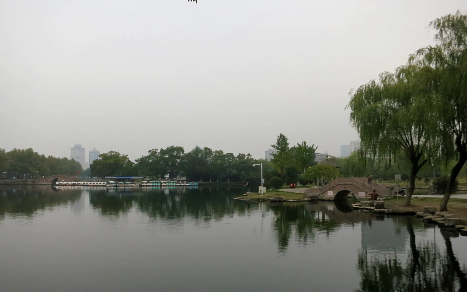 ทะเลสาบรูปพระจันทร์เสี้ยวล้อมรอบด้วยสวนและศาลาโบราณในเมืองหนิงโป