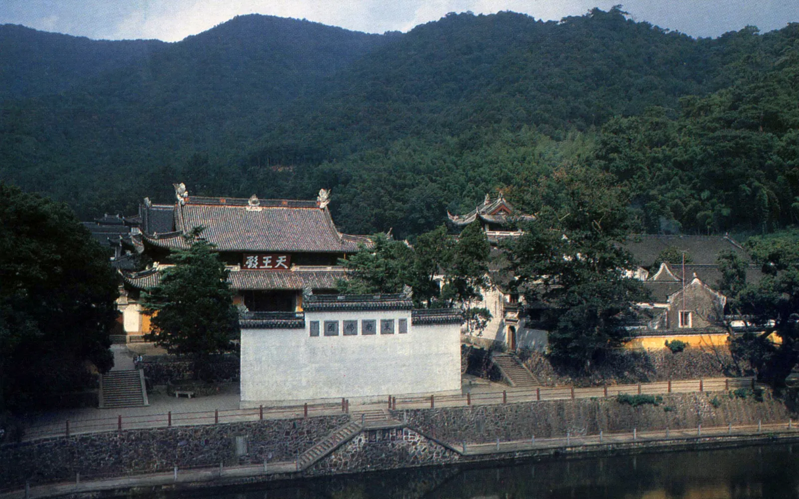 วัดเทียนทงวัดพุทธนิกายเซนโบราณท่ามกลางป่าไม้บนภูเขา Taibai เมืองหนิงโป