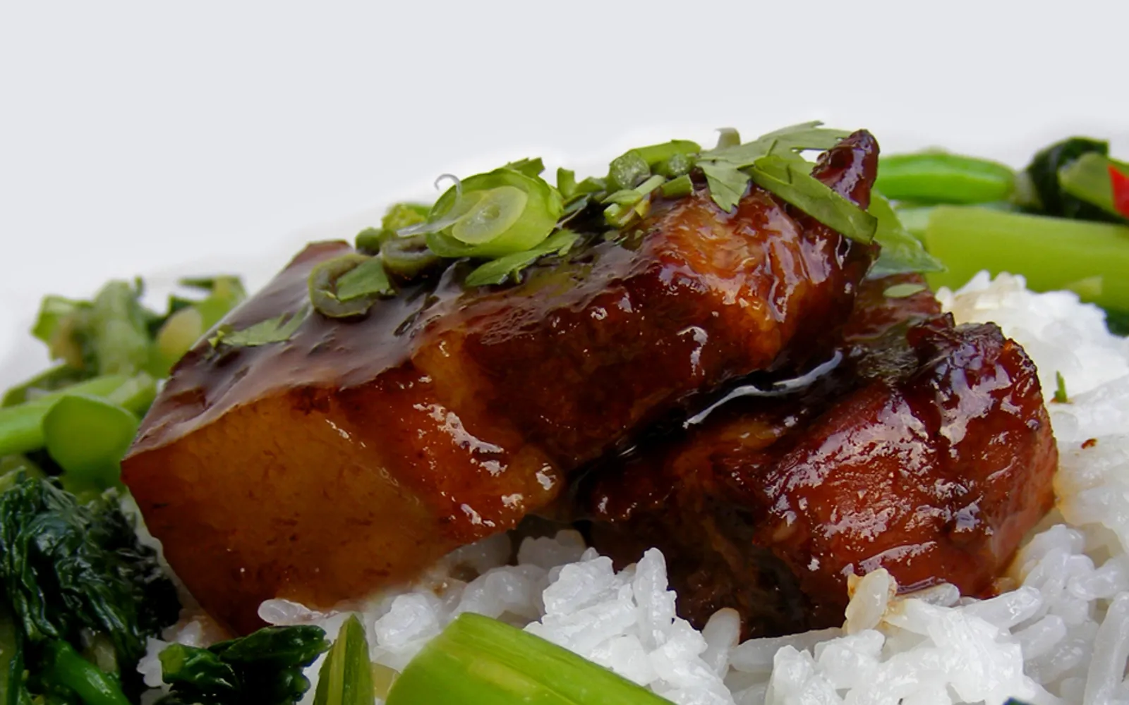 หมูสามชั้นต้มซีอิ๊วสีแดงเข้มมันวาวในชามดินเผา อาหารอบอุ่นของเซี่ยงไฮ้