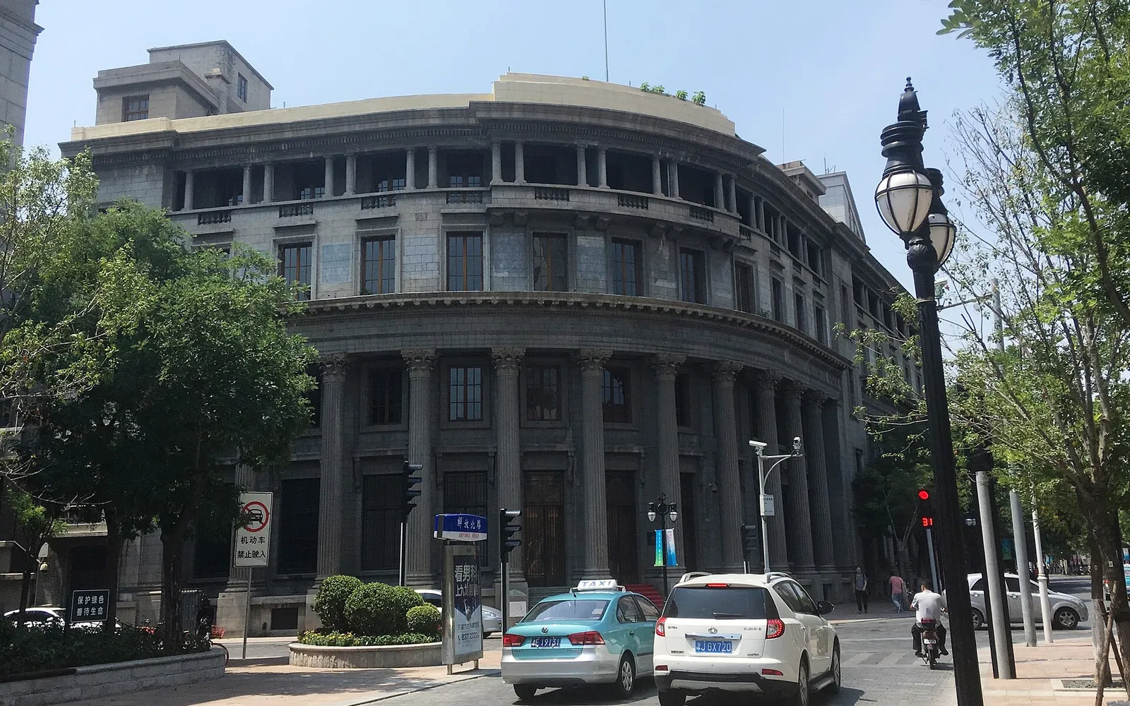 ถนนวูคังที่เรียงรายด้วยต้นพาทาน่าร์ร่มรื่นในย่านฝรั่งเศสเก่าเซี่ยงไฮ้
