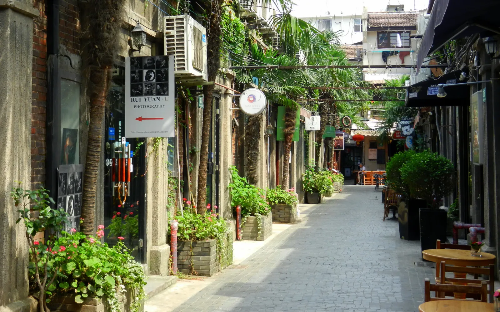 ตรอกหินชิคเมนคับแคบในย่านเทียนจื่อฝาง เซี่ยงไฮ้ เต็มไปด้วยร้านค้าศิลปะ