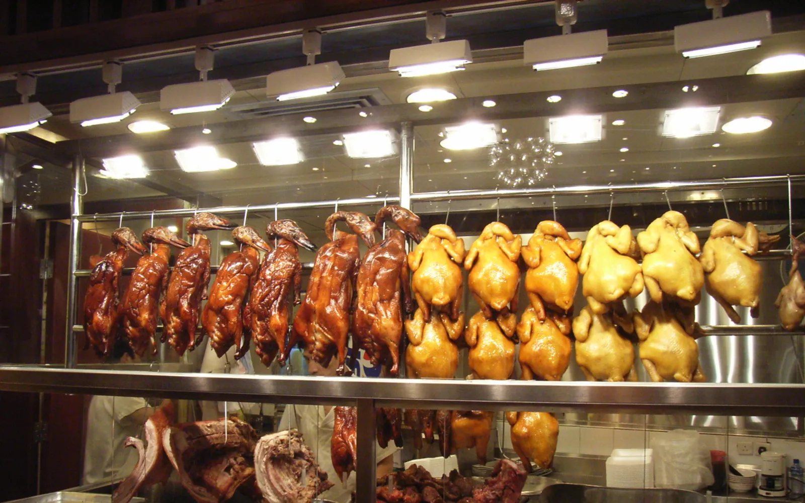 ชาร์ซิวหมูย่างสีน้ำตาลแดงเงางาม แขวนริมหน้าต่างร้านซิวเม่ยกวางตุ้งเซินเจิ้น