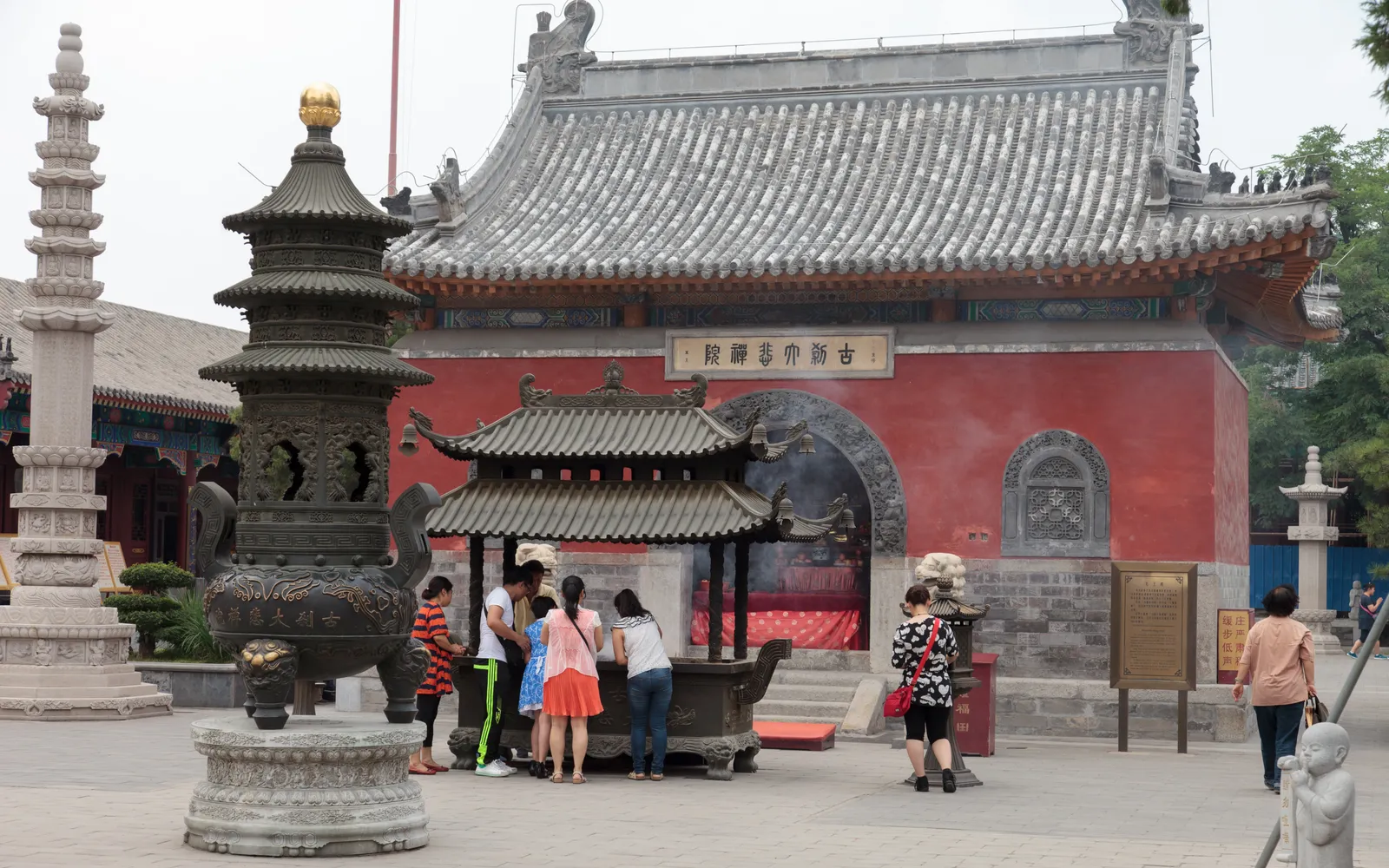 ภายในวัด Dabei Monastery เทียนจิน เจดีย์ทองสีแดงตั้งตระหง่านท่ามกลางลานกว้าง ผู้ศรัทธาจุดธูปหน้าพระพุทธรูปขนาดใหญ่