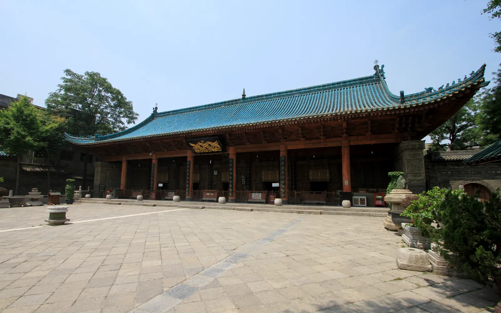 ถนนฮุ่ยหมินในย่านมุสลิมซีอาน เต็มไปด้วยร้านอาหารฮาลาล ขนมท้องถิ่น และสถาปัตยกรรมอิสลาม