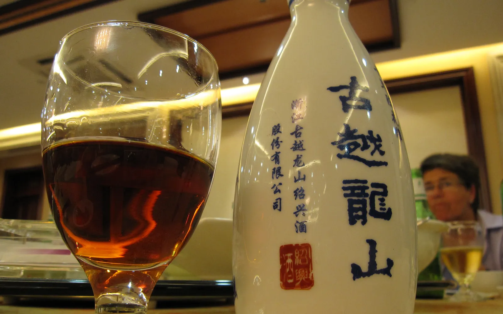เหล้าข้าวเหนียวสีขาวขุ่นในโถดินเผาสไตล์ชนเผ่า Tujia จางเจียเจี้ย