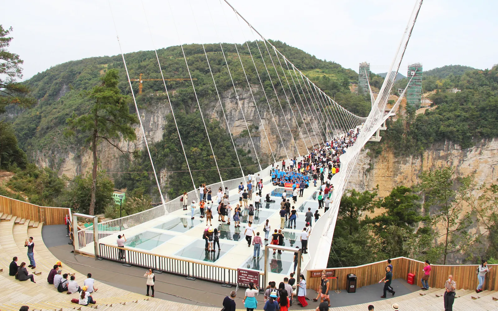 สะพานกระจกใสทอดข้ามหุบเขาลึกสองยอดเขาสูงของจางเจียเจี้ย
