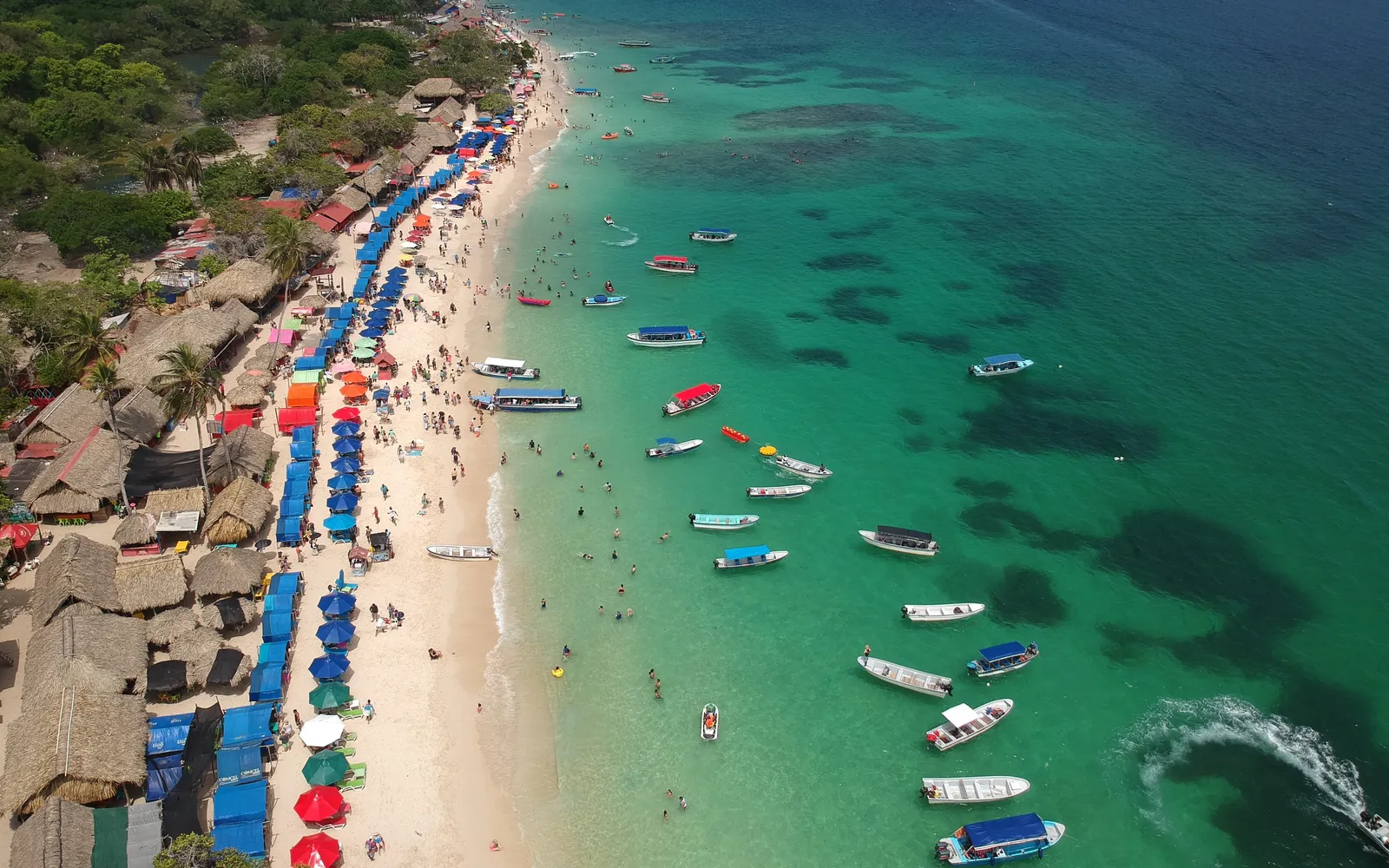หาดทรายขาวปลายาบลังกาบนเกาะบารูใกล้การ์ตาเฮนา