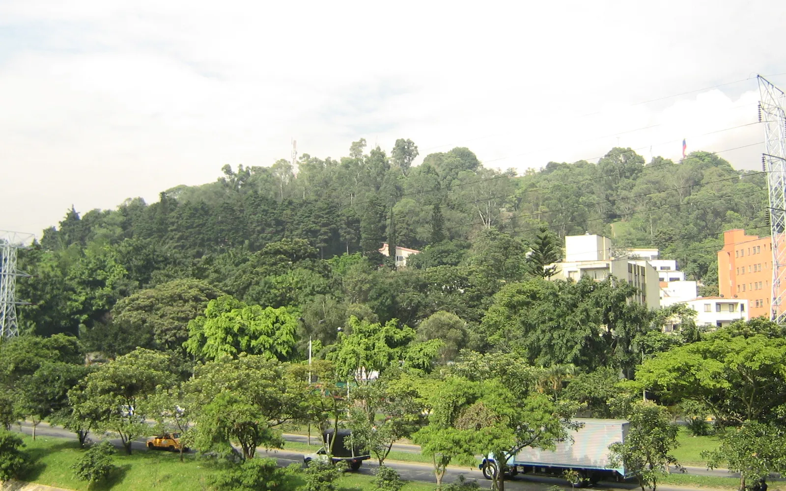 หมู่บ้านจำลองสไตล์โคโลเนียลสีขาวบนยอดเนินเขานูตีบารา