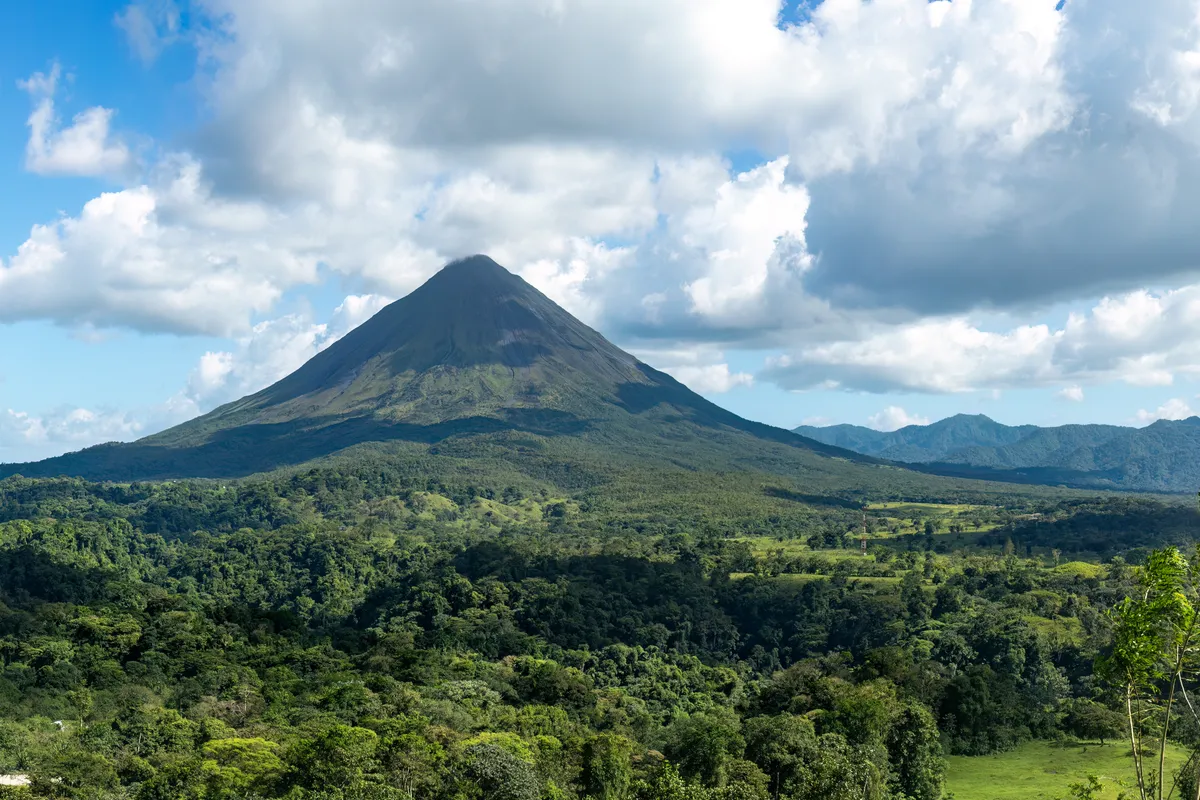 บรรยากาศย่านถนนสู่ภูเขาไฟอาเรนัล (Arenal Volcano Road) ในลาฟอร์ตูนา
