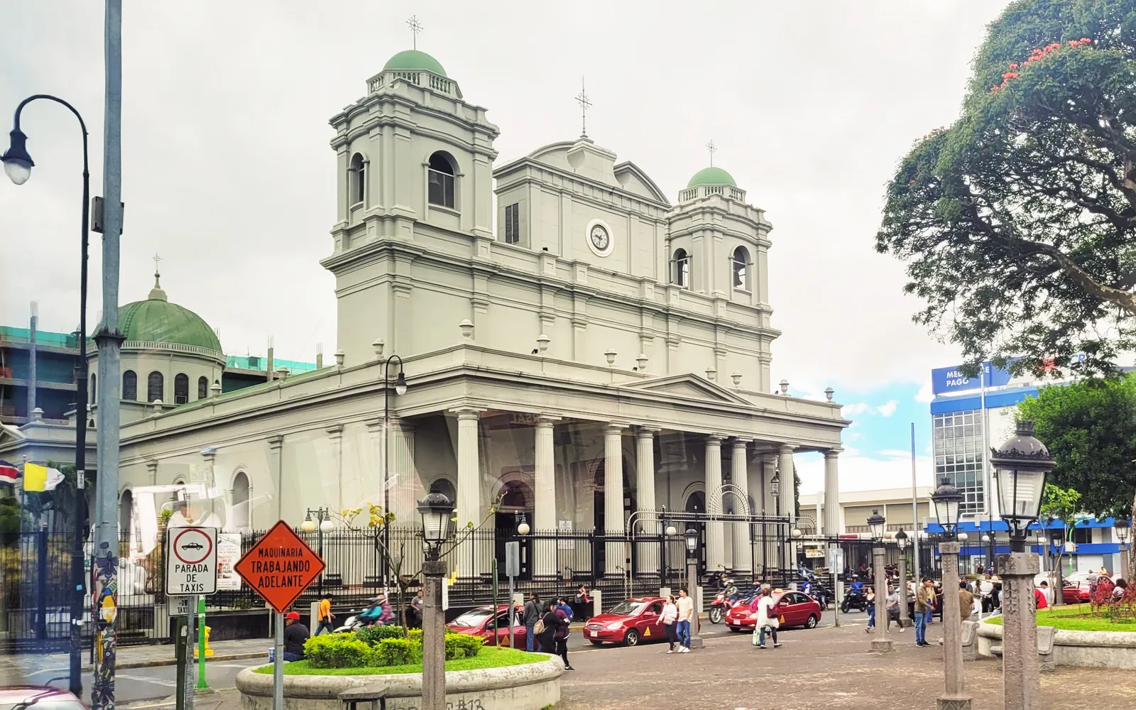 ด้านหน้ามหาวิหารเมโทรโพลิแทนสไตล์นีโอคลาสสิกในซาน โฆเซ