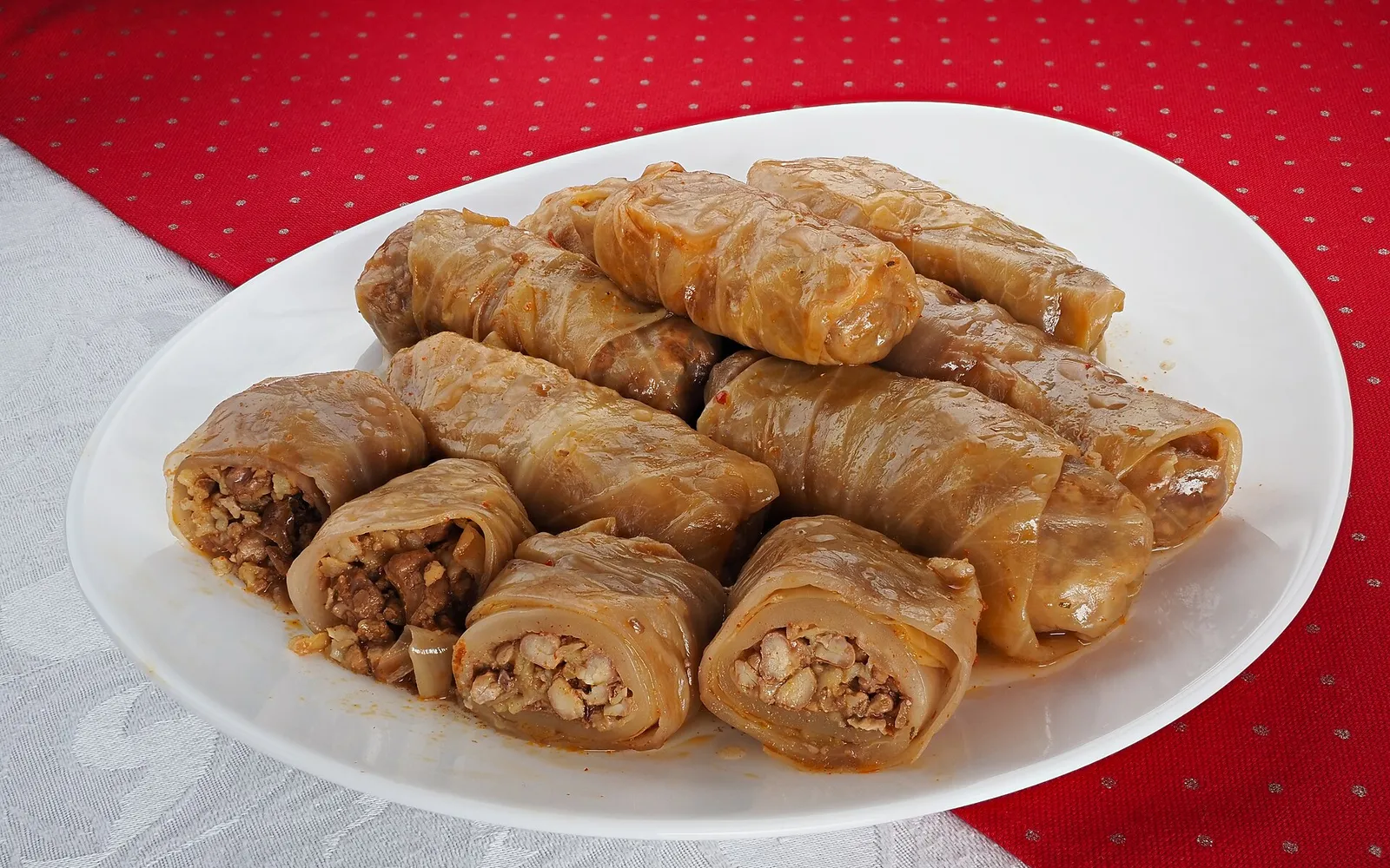 Sarma กะหล่ำปลีดองม้วนไส้เนื้อบดผสมข้าว เรียงในหม้อดินเผาสตูว์สีน้ำตาลอุดมไปด้วยซอสมะเขือเทศ
