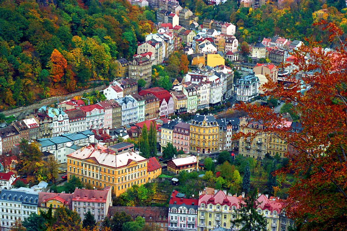 บรรยากาศย่านเมืองล่าง (Dolní nádraží / Tržnice) ในคาร์โลวีวารี