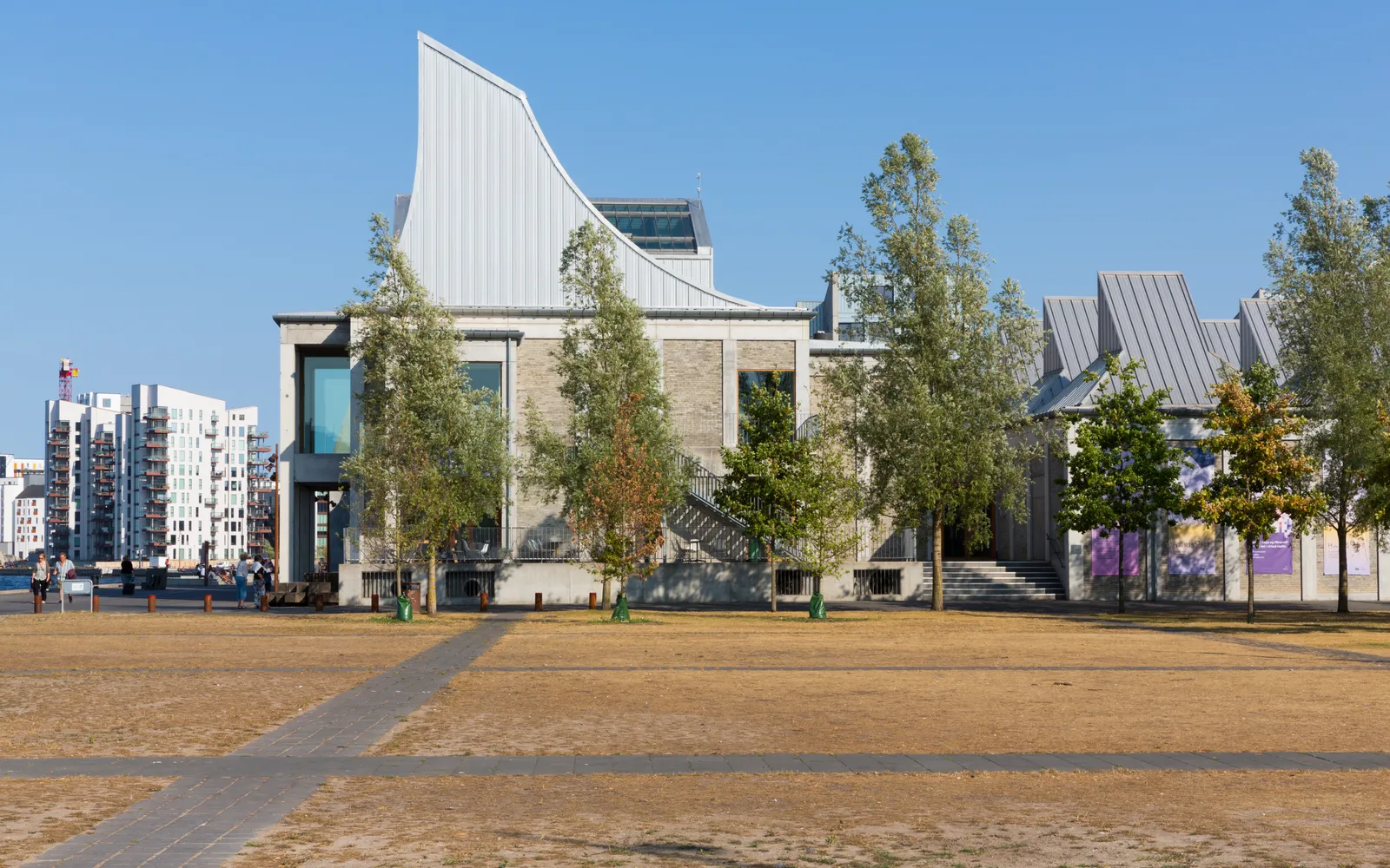 อาคาร Utzon Center ริมน้ำลิมฟยอร์ดที่มีหลังคาโค้งสีขาวเป็นเอกลักษณ์