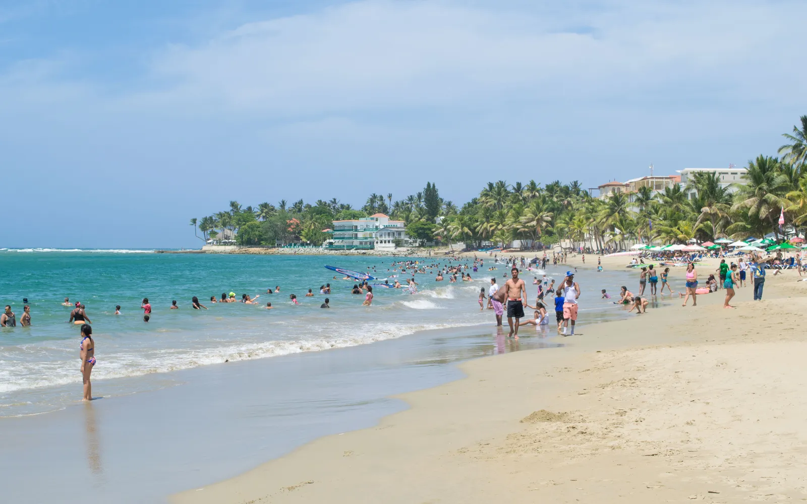 ชายหาดกาบาเรเตกับนักเล่นกีฬาทางน้ำ