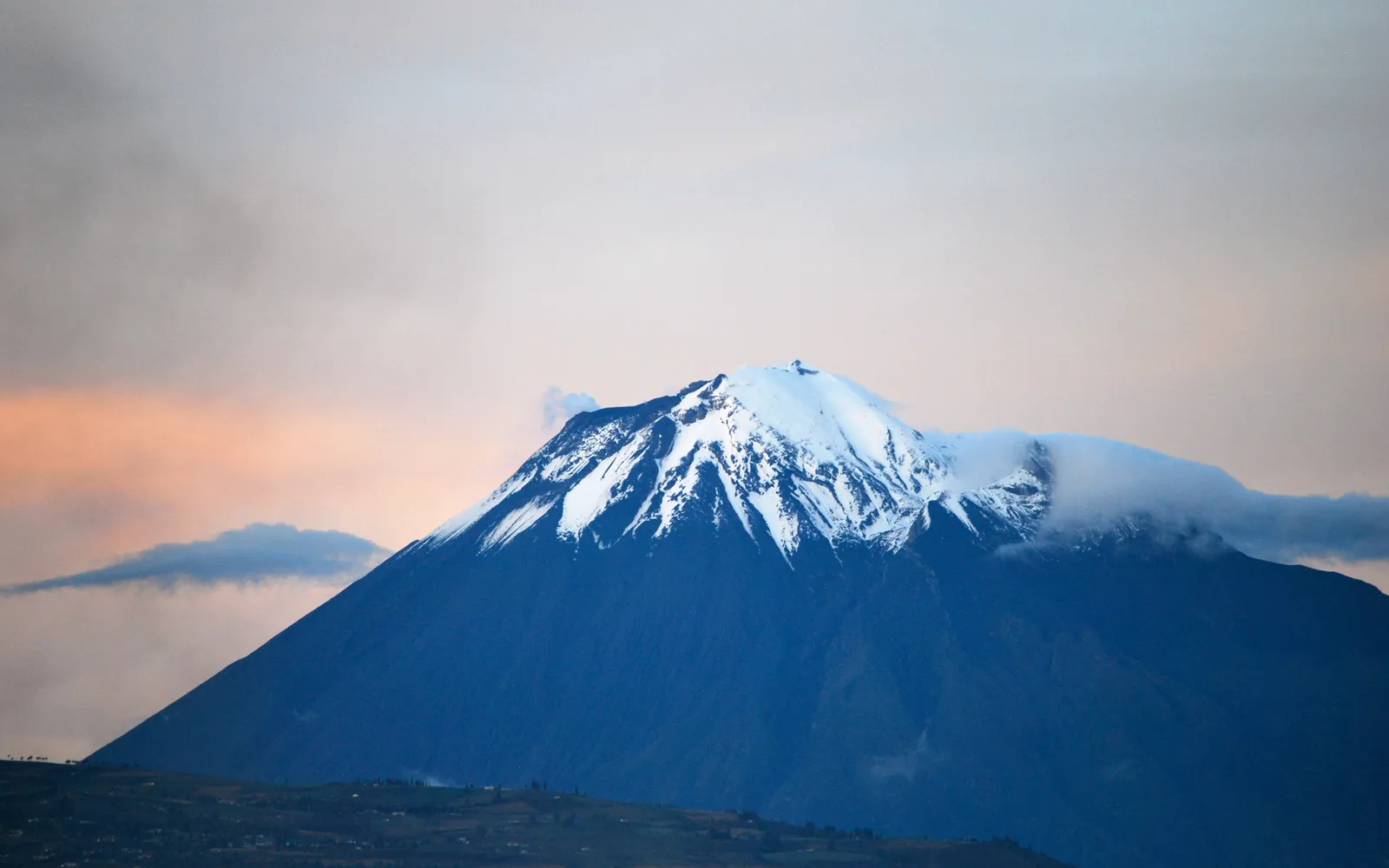 วิวหุบเขาและภูเขาไฟ Tungurahua จากเนินสวนผจญภัยเหนือบานโยส