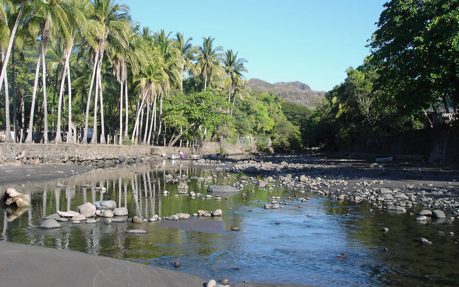 หาดและหมู่บ้านเอลซอนเต ที่รู้จักในชื่อบิตคอยน์บีช