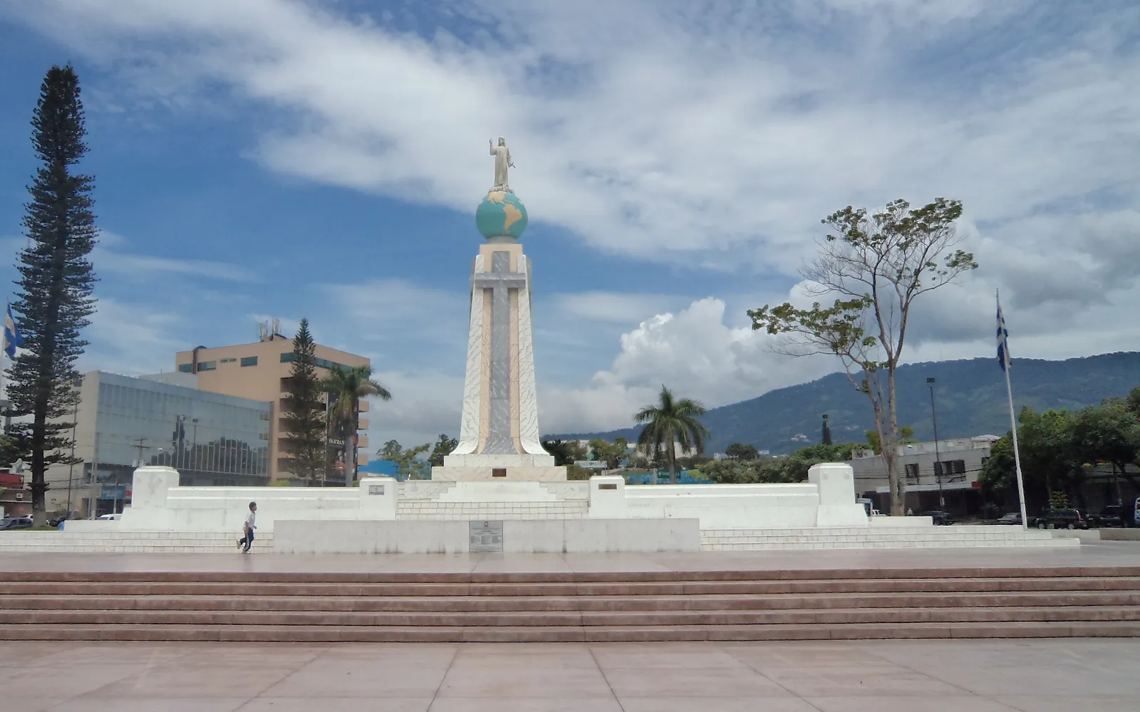ภายในโบสถ์เอลโรซาริโอกับแสงสีจากกระจกสายรุ้ง