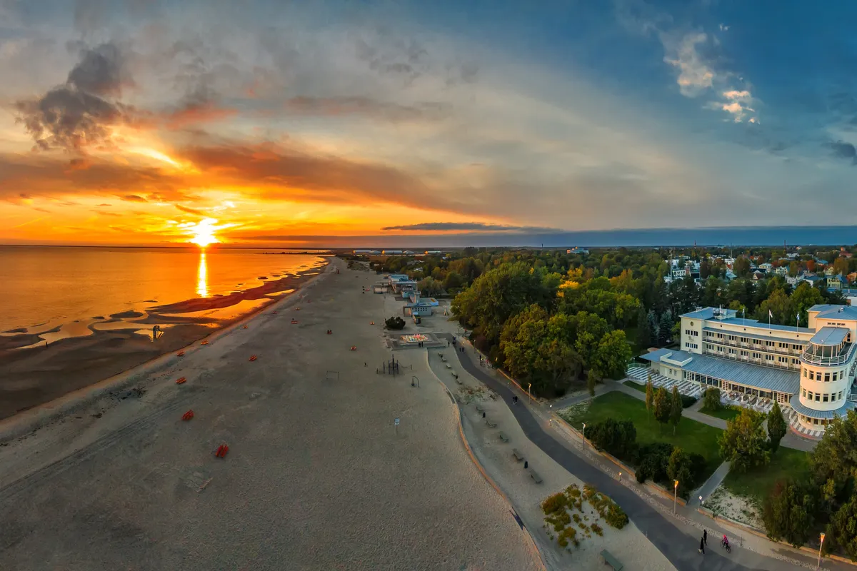 บรรยากาศย่านย่านชายหาด (Beach District / Rannarajoon) ในแพร์นู