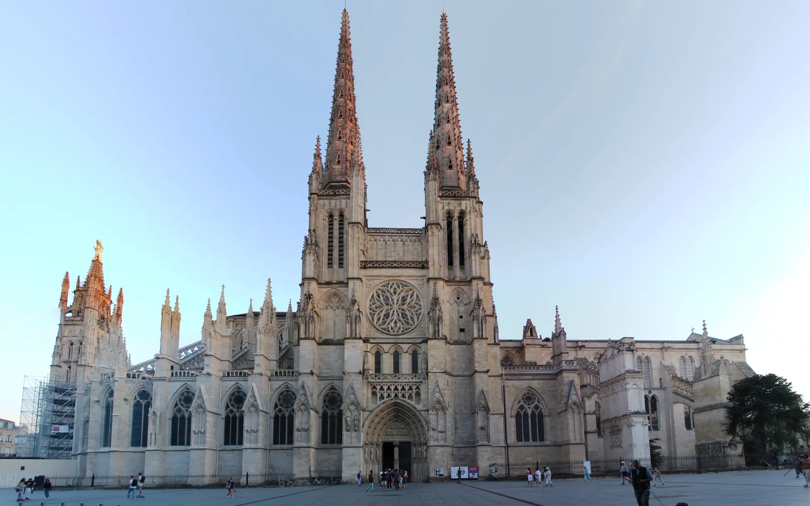 มหาวิหาร Saint-André บอร์โด ยอดแหลมสูงตระหง่านเหนือหลังคาเมือง ด้านหน้าจัตุรัสกว้างโล่งที่คนเดินเล่นยามเย็น