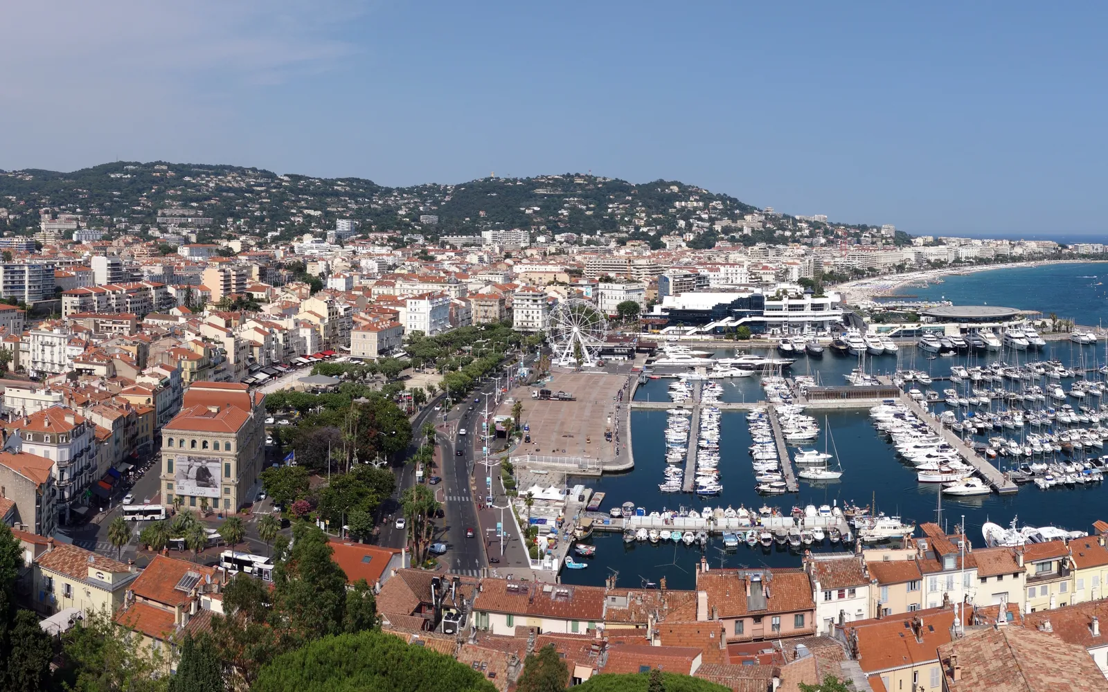 ถนน Rue d'Antibes กานส์ยามบ่าย ร้านบูติกและร้านกาแฟฝรั่งเศสเรียงรายสองข้าง นักช้อปเดินคึกคักใต้ชายคาสีพาสเทล