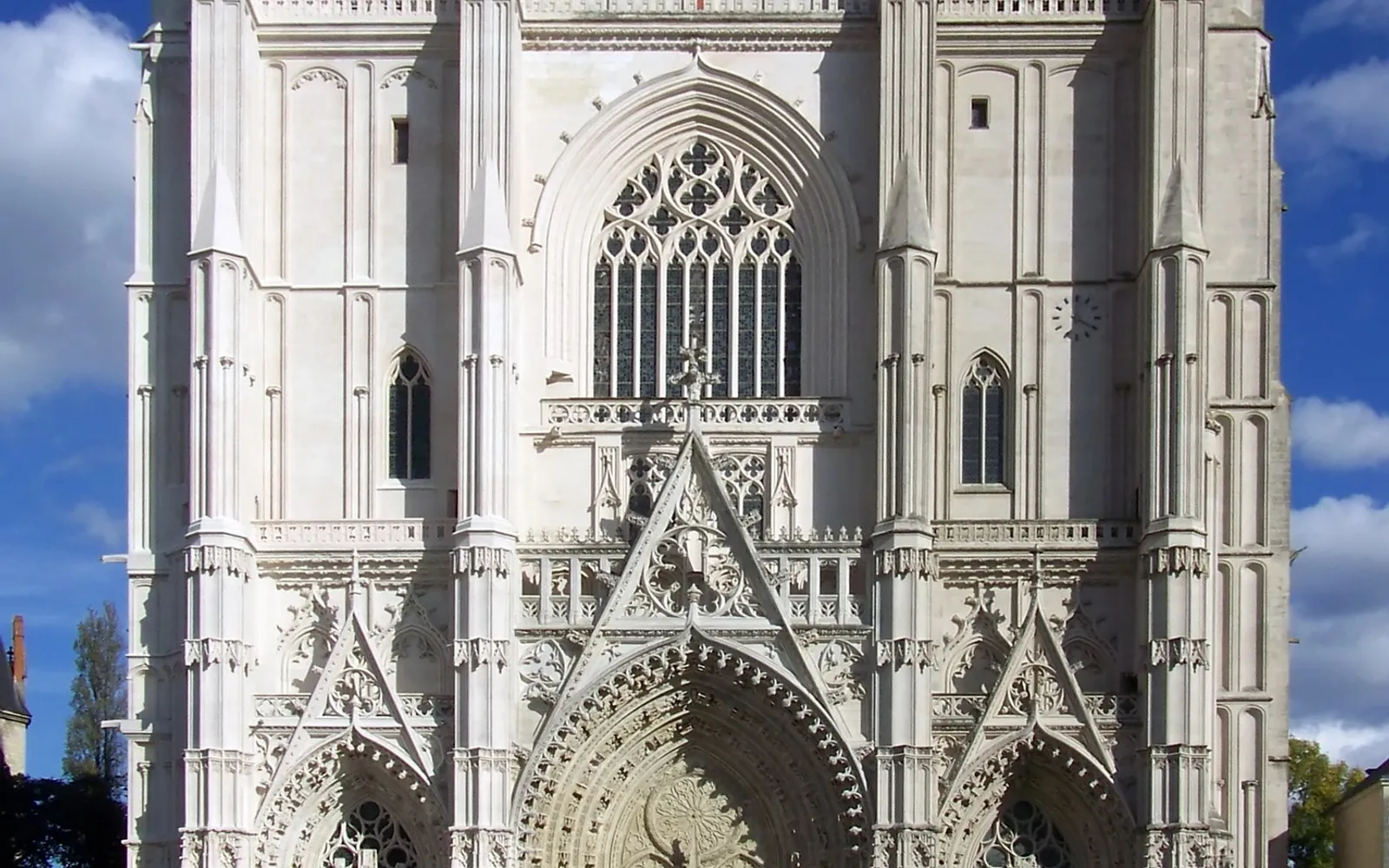 มหาวิหาร Cathédrale Saint-Pierre-et-Saint-Paul de Nantes หน้าต่างกระจกสีส่องแสงผ่านเสาหินโกธิกสูงเพรียว ภายในแลดูสูงและโปร่งสว่างกว่า Notre-Dame de Paris