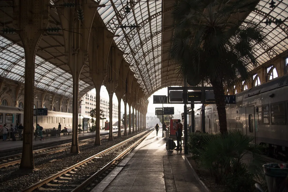 บรรยากาศย่านย่านสถานีรถไฟ (Gare de Nice) ในนีซ