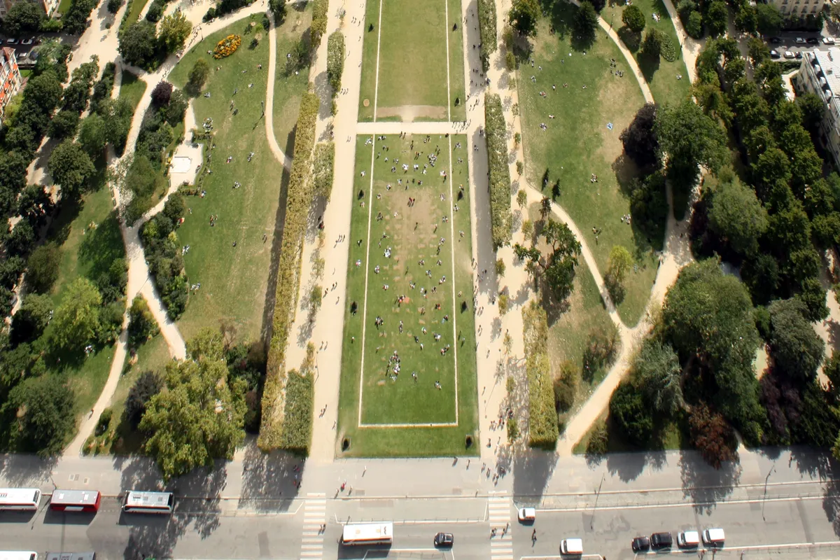 บรรยากาศย่านย่านหอไอเฟล (Tour Eiffel) ในปารีส