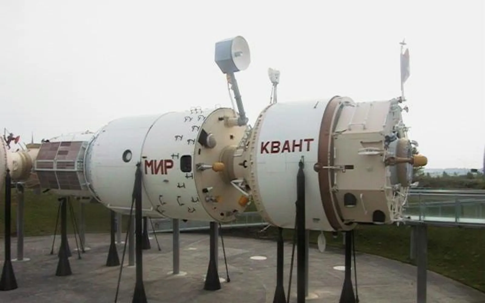 จรวด Ariane 5 ขนาดเท่าของจริงตั้งตระหง่านกลางแจ้งที่ Cité de l'espace เด็กๆ มองขึ้นด้วยตาโตที่ฐานจรวดยักษ์