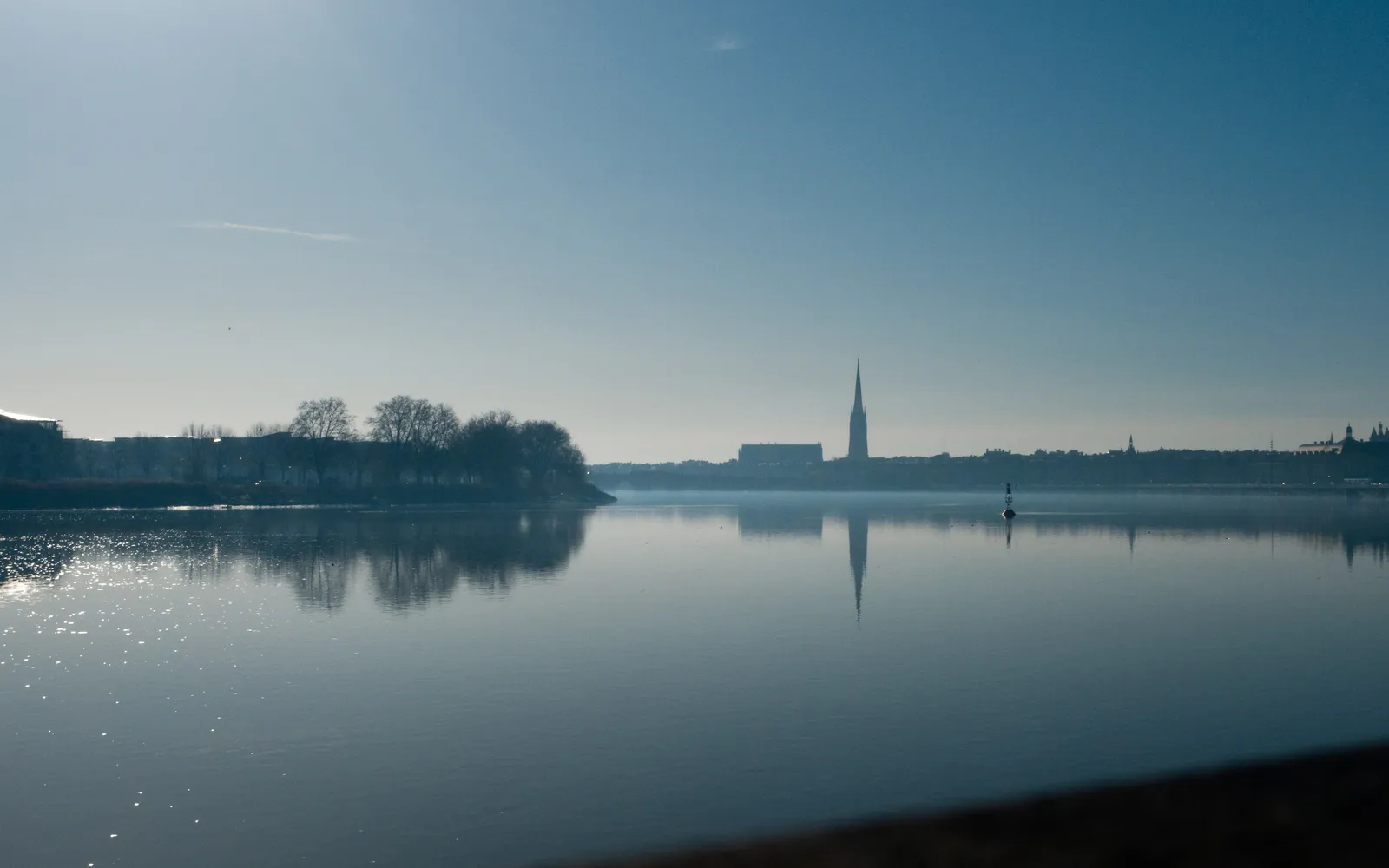 ริมแม่น้ำ Garonne ตูลูสยามเย็น คนตูลูสนั่งเรียงรายตามขั้นบันไดหินลงสู่น้ำ อาคารอิฐสีชมพูสะท้อนบนผิวน้ำ