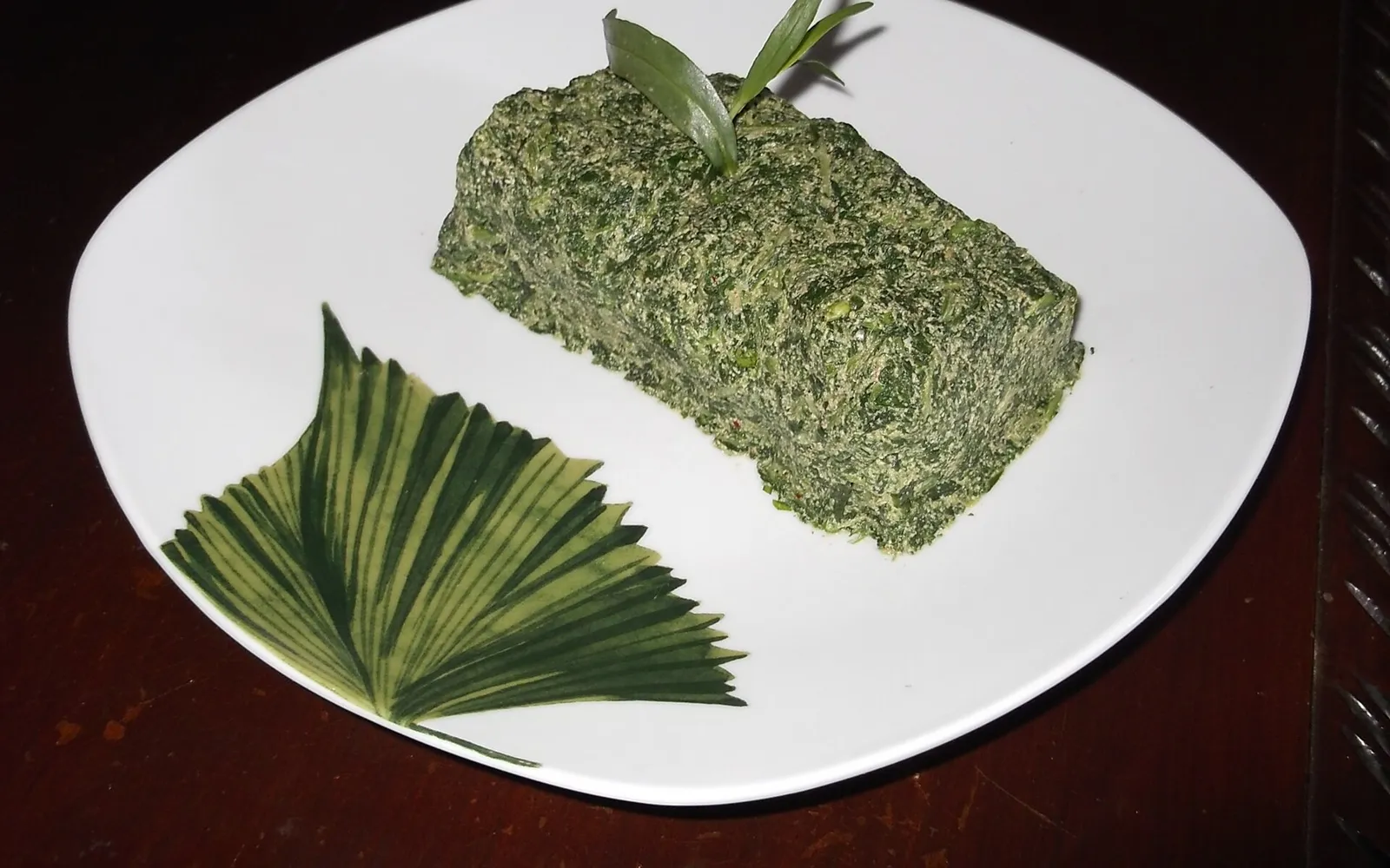 Pkhali สามสี เขียว แดง และม่วง วางเรียงเป็นจานกลม แต่ละลูกตกแต่งด้วยเมล็ดทับทิมแดงสดอยู่ด้านบน