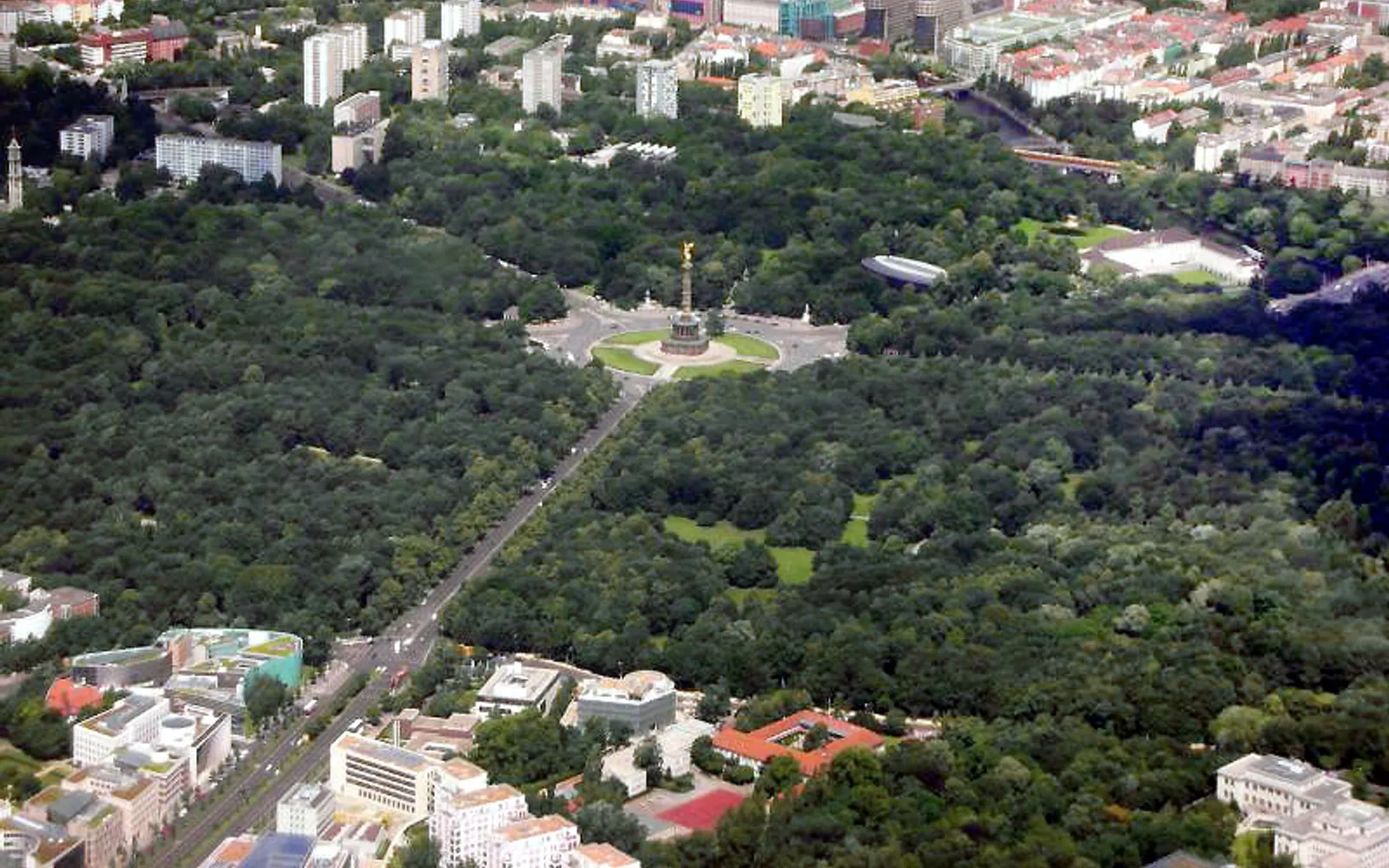 สวนทีร์การ์เทินเขียวขจีพร้อมเสาแห่งชัยชนะ