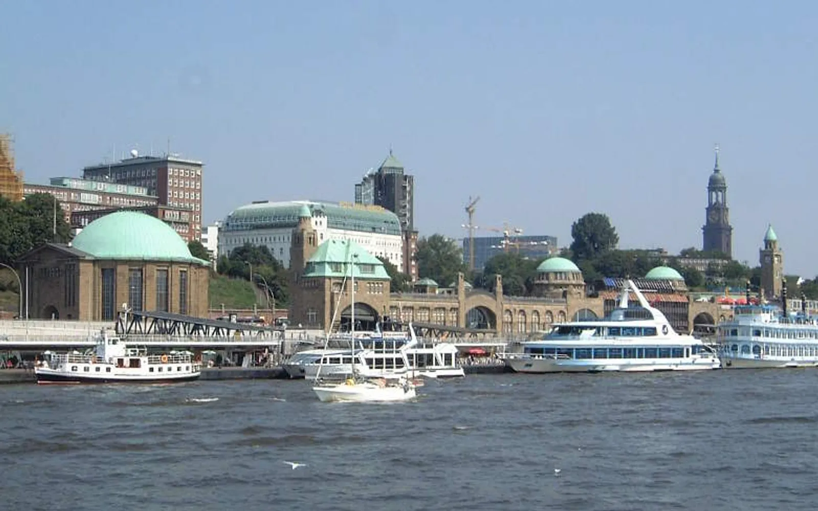 ท่าเรือลอยน้ำและอาคารทาวเวอร์ St. Pauli Landungsbrücken ริมแม่น้ำ