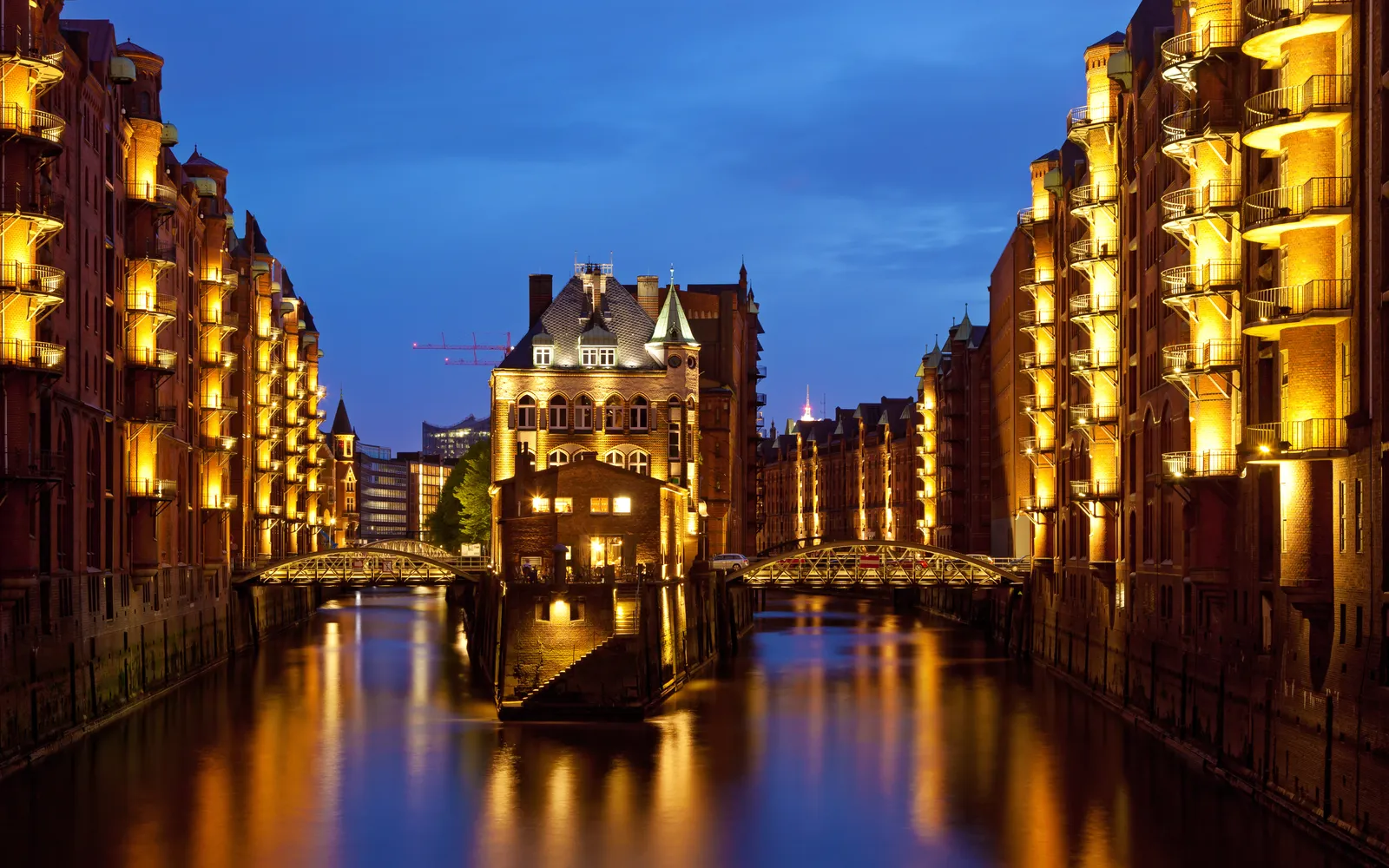 โกดังอิฐแดงสไตล์โกธิกริมคลองในย่าน Speicherstadt