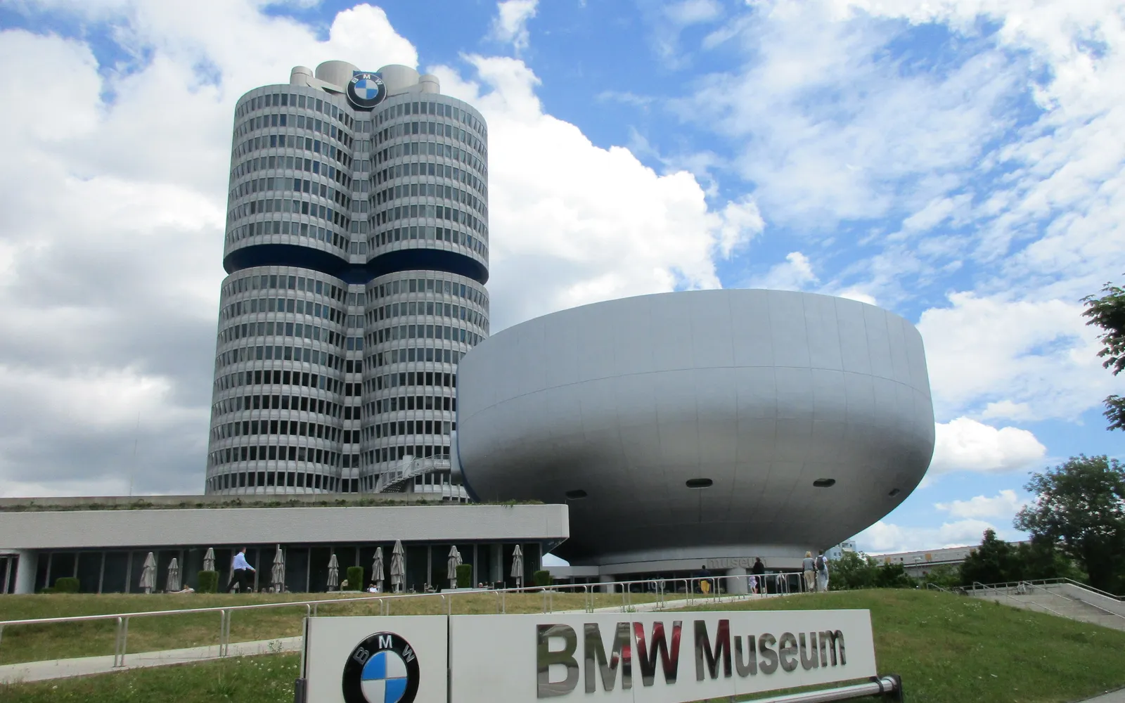 อาคารทรงชามกลมโลหะอันเป็นเอกลักษณ์ของพิพิธภัณฑ์ BMW