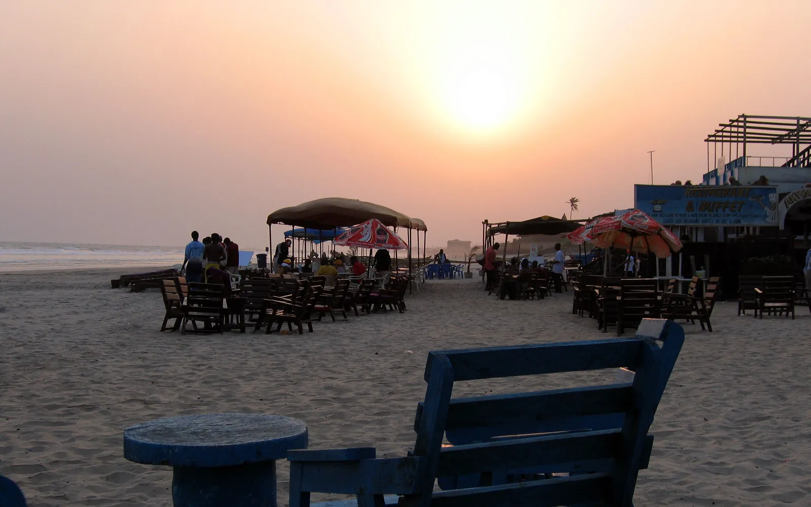 หาดลาบาดีในอักกรา หาดที่คึกคักที่สุดของกานา