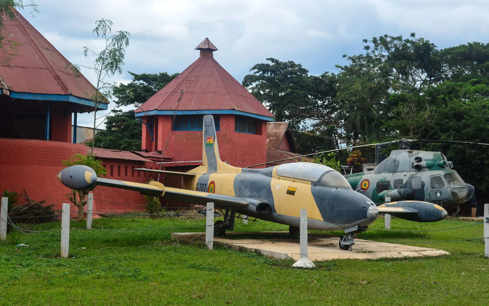 เครื่องบินและเฮลิคอปเตอร์จัดแสดงที่พิพิธภัณฑ์ทหารกุมาซี