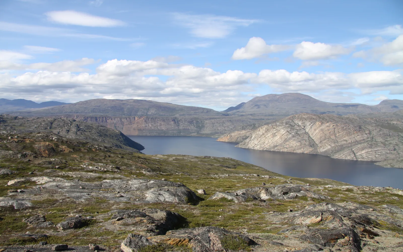 ทะเลสาบและทุ่งทุนดราริมเส้นทาง Arctic Circle Trail ในฤดูร้อน