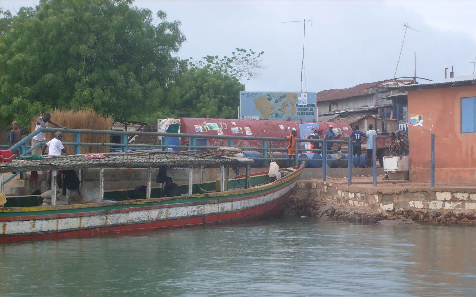 บริเวณท่าเรือและเมืองบูบากี ศูนย์กลางการปกครองหมู่เกาะ