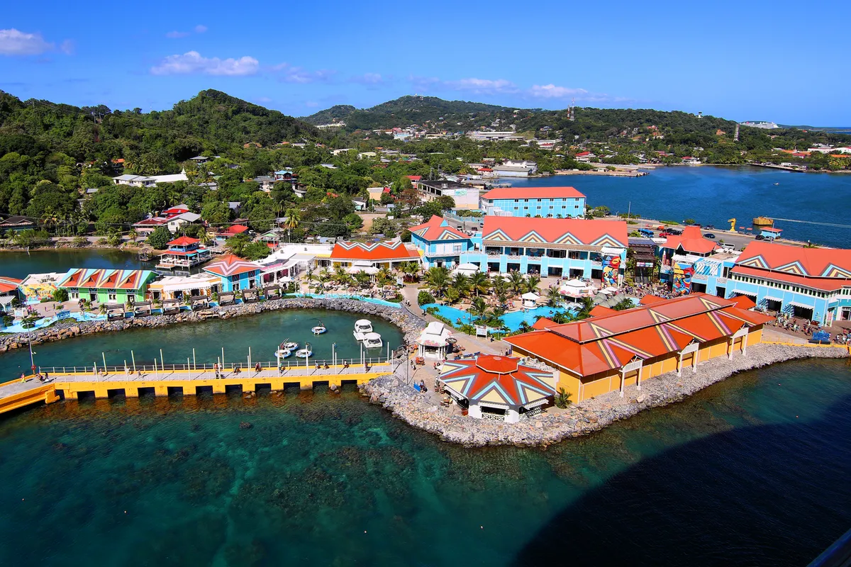 บรรยากาศย่านCoxen Hole / French Harbour ในโรอาตัน